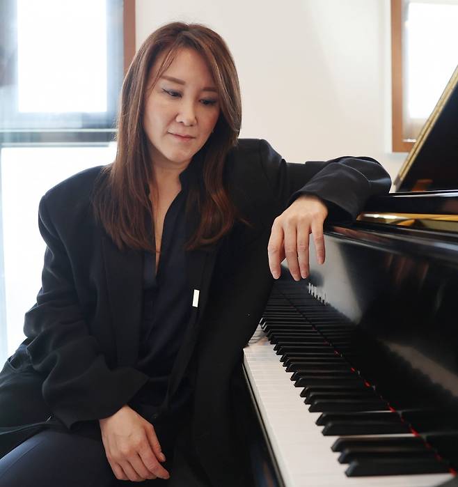 서울 서초구 세실리아하우스에서 클라라 민 뉴욕 콘서트 아티스트 앤드 어소시에이츠(NYCA) 예술감독이 아르떼와 인터뷰에 앞서 피아노를 배경으로 사진을 찍고 있다. 이솔 기자.