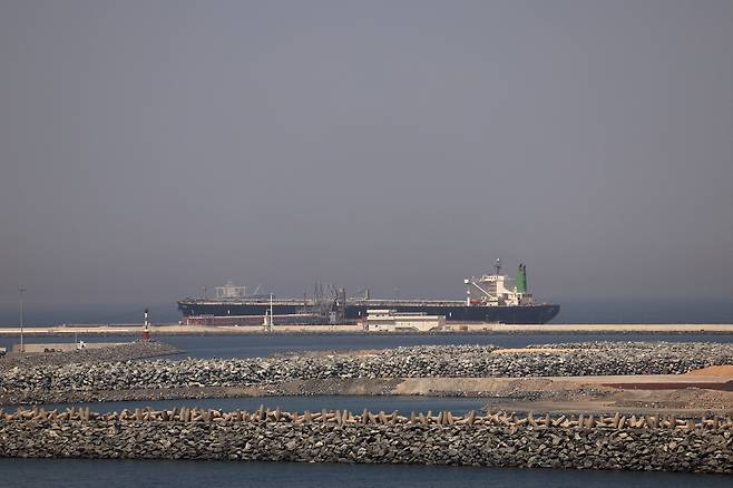 호르무즈 해협과 맞닿은 아랍에미리트연합(UAE) 푸자이라항에서 화물선이 정박하고 있다. 로이터연합뉴스