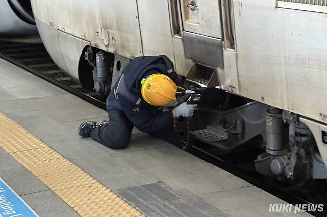 KTX 차륜을 검사 중인 코레일 기술진. 사진=이재형 기자