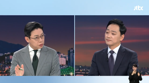 ▲오대영 JTBC 앵커가 7일 뉴스룸 스튜디오에 출연한 이성대 기자에게 한동훈 후보의 정형근 전 의원 영입을 두고 고문 의혹을 받고 부정선거를 주장 검사선배를 영입한 거네요라고 반문하고 있다. 사진=JTBC 영상 갈무리