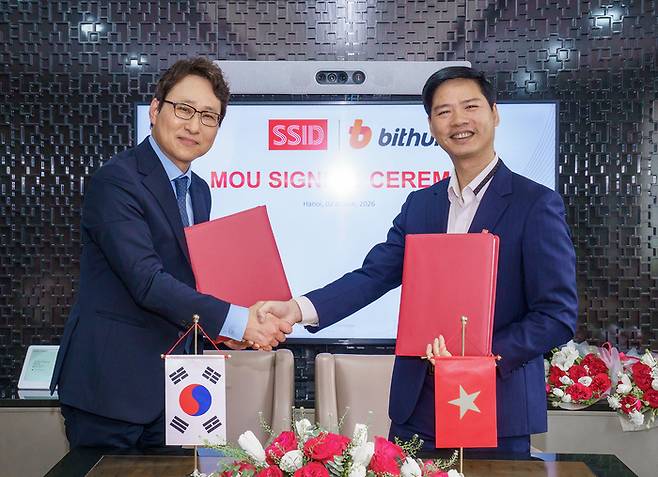 이재원 빗썸 대표이사(왼쪽)와 응우옌 칵 하이 SSID CEO가 지난 3월 2일 베트남 하노이 SSI 본사에서 현지 가상자산 거래소 사업을 위한 포괄적 업무협약(MOU)을 체결한 뒤 기념촬영을 하고 있다. [사진 = 빗썸]
