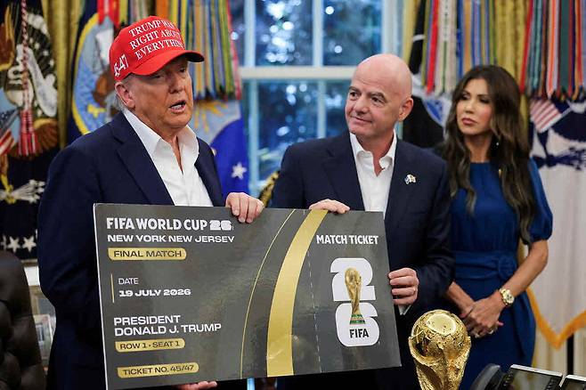 도널드 트럼프 미국 대통령(왼쪽)이 지난해 8월 23일 미국 백악관에서 잔니 인판티노 FIFA 회장으로부터 북중미월드컵 입장권을 선물받은 뒤 발언하고 있다.  로이터연합뉴스