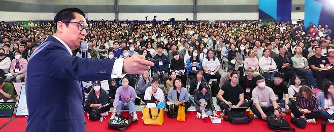 8일 서울 강남 코엑스에서 열린 '2026 서울머니쇼'에서 유동원 유안타증권 글로벌자산배분본부장이 '해외 주식시장 전망과 종목 분석'을 주제로 강연하고 있다.  한주형 기자