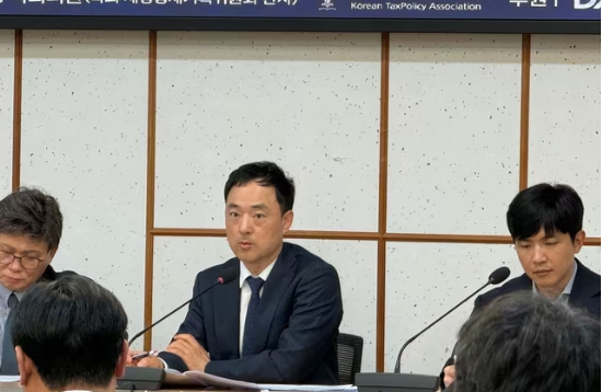문경호 재정경제부 소득세제과장이 7일 서울 여의도 국회의원회관에서 열린 ‘가상자산 과세 긴급 점검 토론회’에서 재경부 입장을 밝히고 있다. (뉴스1)