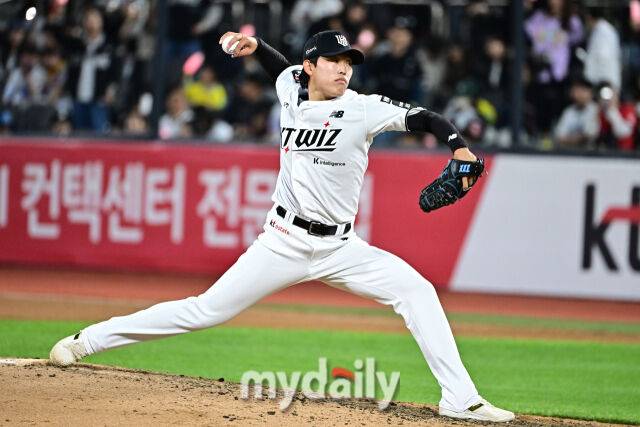 6일 경기도 수원 KT위즈파크에서 열린 '2026 신한 SOL BANK KBO리그' 롯데 자이언츠 와 KT 위즈 경기. KT 김정운이 8회초 마운드에 올라 힘차게 투구하고 있다./수원=한혁승 기자