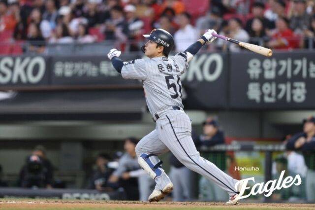 한화 이글스 문현빈이 7일 광주 KIA챔피언스필드에서 열린 KIA 타이거즈와의 원정경기서 홈런을 치고 그라운드를 돌고 있다./한화 이글스 제공