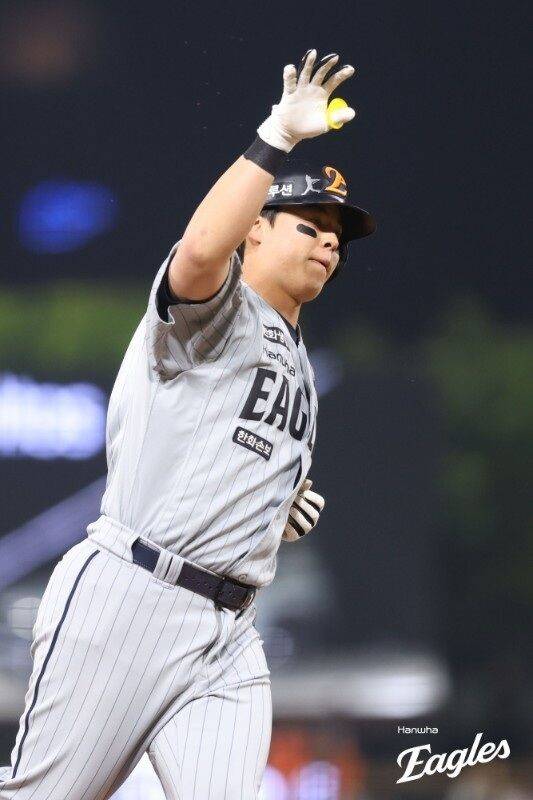 한화 이글스 노시환이 7일 광주 KIA챔피언스필드에서 열린 KIA 타이거즈와의 원정경기서 홈런을 치고 그라운드를 돌고 있다./한화 이글스 제공