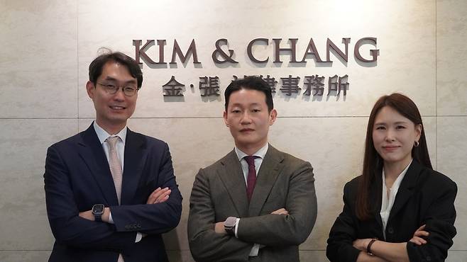 안희성(왼쪽부터)·박상택·이은영 김앤장 법률사무소 변호사가 헤럴드경제 인터뷰를 통해 인수·합병(M&A)에서 시장 변화를 선도하는 법률 자문은 필수라고 말했다.  [김앤장 법률사무소 제공]