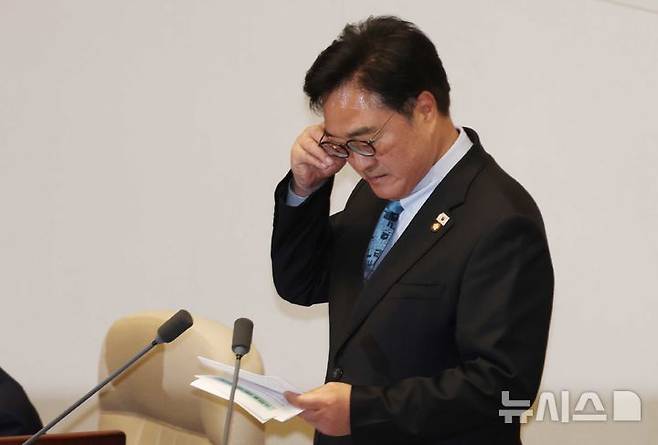 [서울=뉴시스] 조성봉 기자 = 우원식 국회의장이 8일 오후 서울 여의도 국회에서 열린 제435회국회(임시회) 제2차 본회의에서 국민의힘의 대한민국헌법 개정안 표결 불참과 민생법안 필리버스터 신청에 유감을 표명하고 눈물을 훔치고 있다.  2026.05.08. suncho21@newsis.com