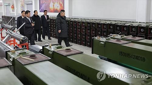 북한 김정은, 전술유도무기 공장 시찰 김정은 북한 국무위원장이 지난 3일 중요 군수공장을 방문해 전술유도무기 생산 실태를 파악하고 다목적 정밀유도무기들에 대해 평가했다고 조선중앙TV가 4일 보도했다. [조선중앙TV 화면]