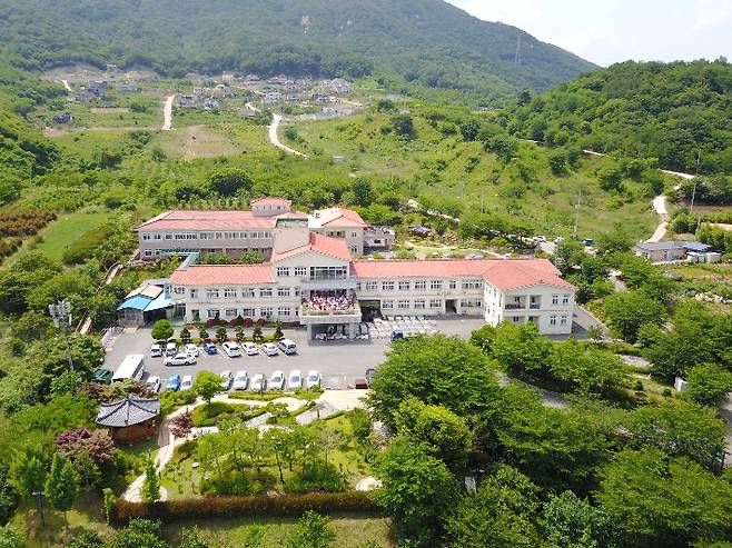 산청복음전문요양원과 산청복음실버타운의 전경. 산청복음전문요양원 제공