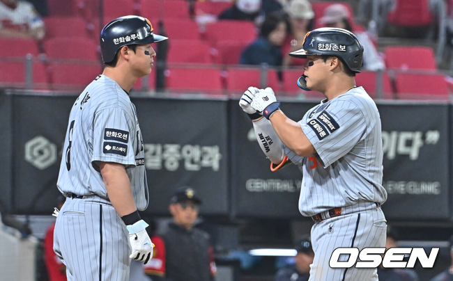 [OSEN=광주, 이석우 기자] 7일 광주-기아 챔피언스필드에서 2026 신한 SOL KBO 리그 KIA 타이거즈와 한화 이글스의 경기가 열렸다.홈팀 KIA는 양현종이, 방문팀 한화는 정우주가 선발 출전했다.한화 이글스 강백호가 8회초 우월 솔로 홈런을 치고 노시환과 세리머니를 하고 있다. 2026.05.07 / foto0307@osen.co.kr