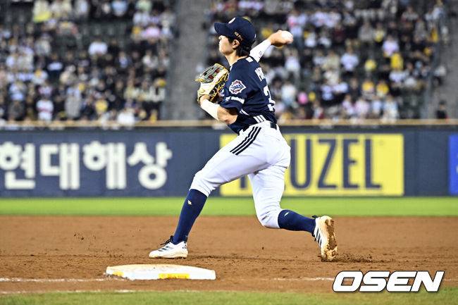 [OSEN=잠실, 조은정 기자]7일 서울 잠실야구장에서 ‘2026 신한 SOL KBO리그’ LG 트윈스와 두산 베어스의 경기가 열렸다.홈팀 LG는 톨허스트, 방문팀 두산은 최민석을 선발로 내세웠다. 8회말 무사 3루에서 두산 1루수 박지훈이 LG 오지환의 땅볼 때 야수 선택으로 출루를 허용하고 있다. 2026.05.07 /cej@osen.co.kr