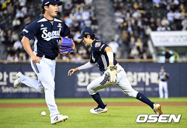[OSEN=잠실, 조은정 기자]7일 서울 잠실야구장에서 ‘2026 신한 SOL KBO리그’ LG 트윈스와 두산 베어스의 경기가 열렸다.홈팀 LG는 톨허스트, 방문팀 두산은 최민석을 선발로 내세웠다. 8회말 1사1,3루에서 두산 1루수 박지훈이 LG 박해민의 적시타에 공을 놓치고 있다. 2026.05.07 /cej@osen.co.kr
