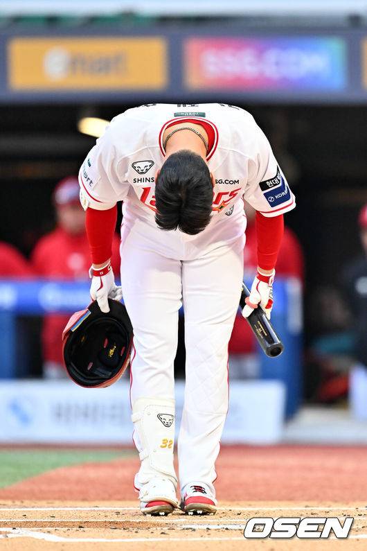 [OSEN=인천, 민경훈 기자] 14일 오후 인천 SSG랜더스필드에서 ‘2026 신한 SOL Bank KBO리그'&nbsp;SSG 랜더스와 두산 베어스의 경기가 진행됐다.이날 SSG는 타케다를, 두산은 최민석을 선발투수로 내세웠다.1회말 무사 주자 1루 SSG 김재환이 타석에 들어서며 친정 두산팬들을 향해 고개 숙여 인사를 하고 있다. 2026.04.14 / rumi@osen.co.kr