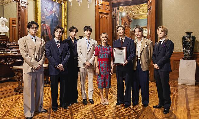 6일(현지시간) 멕시코 정부로부터 기념패를 받은 그룹 방탄소년단(BTS)과 클라우디아 셰인바움 멕시코 대통령(왼쪽 다섯 번째)이 기념 촬영을 하고 있다. 빅히트뮤직 제공