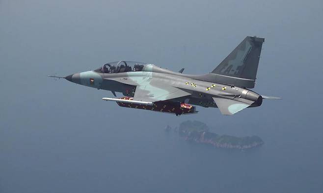 FA-50 경공격기가 국산 천룡 장거리 공대지미사일을 탑재한 채 시험을 위한 비행을 하고 있다. 세계일보 자료사진