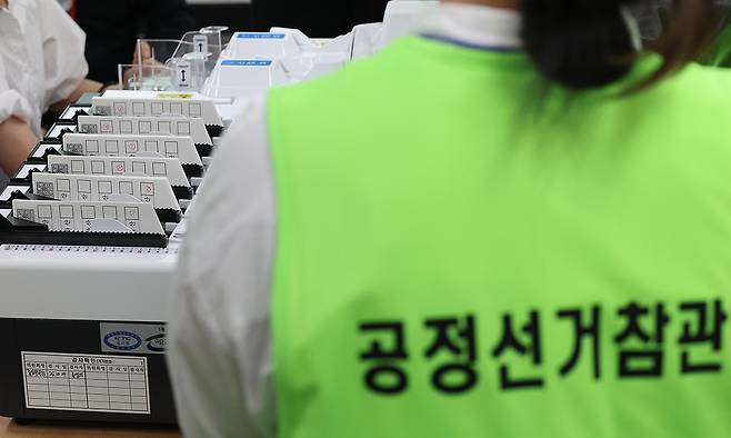 지난 7일 대구 서구 대구시선거관리위원회에서 공정선거 참관단이 투표지 분류기 시연을 지켜보고 있다.&nbsp;대구=연합뉴스