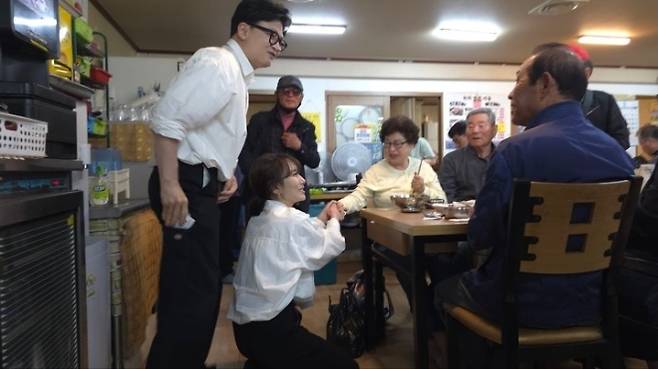 무소속으로 출마한 한동훈(왼쪽) 후보가 아내 진은정(왼쪽 두 번째) 변호사와 함께 부산 만덕 대성아파트 경로 잔치를 찾아 인사하는 모습. 한동훈 후보 페이스북 캡처