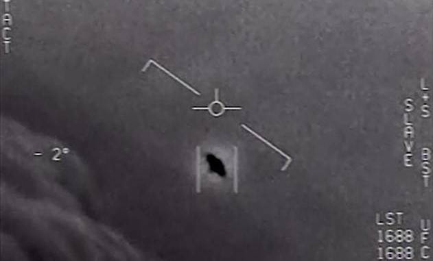 미국 해군 F/A-18 슈퍼호넷 조종사가 상공에서 포착한 미확인 비행물체(UFO) 영상 장면. 미 국방부는 2018년 3월 이 영상을 공개하며 UFO 논란에 다시 불을 붙였다. 미 국방부 영상 캡처