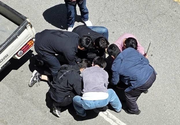 5월5일 광주 광산구 월계동 한 도로에서 살인 혐의 등을 받는 20대 피의자 장아무개씨를 경찰이 긴급 체포하고 있다. 장씨는 이날 오전 광산구 월계동 한 대학교 인근 도로에서 흉기를 찔러 여고생을 살해하고 남고생에게도 흉기를 휘두른 혐의를 받고 있다. ⓒ연합뉴스