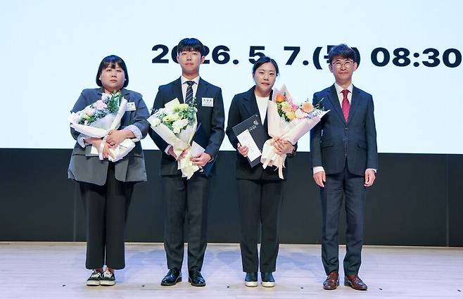 지난 7일 시청 대강당에서 열린 '5월 직원만남의 날' 행사에서 공무원 대상 '빅데이터·AI 아이디어 공모전' 우수작 시상식을 진행했다. ⓒ당진시 제공