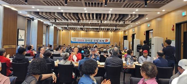 '2026년 은빛축제' 행사장에서 참석자들이 공연과 함께 어버이날 행사를 즐기고 있다.ⓒ 동두천시 제공