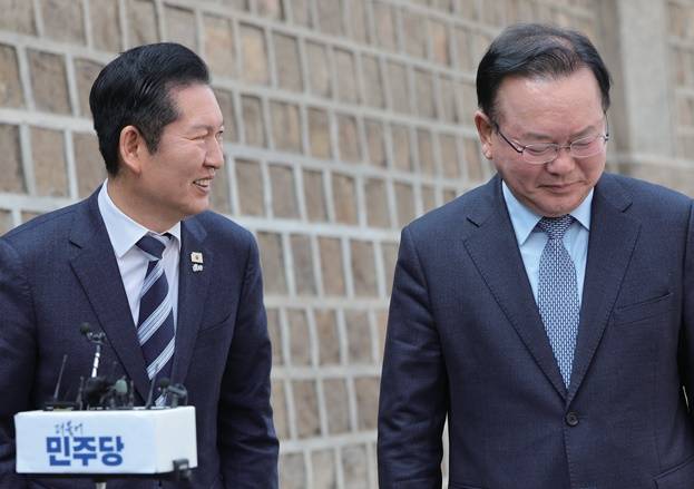더불어민주당 정청래 대표와 대구시장 후보인 김부겸 전 국무총리가 3월26일 서울 중구 모처에서 회동을 마친 뒤 기자들과 만나 이야기를 나누고 있다. ⓒ연합뉴스