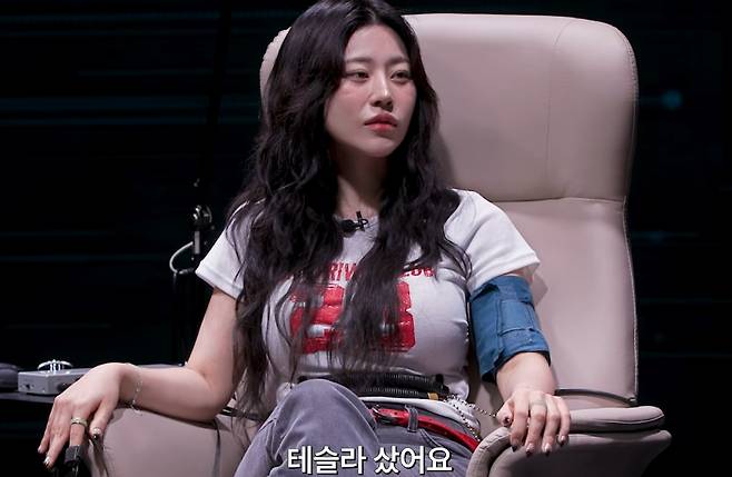 ▲무속인 노슬비가 할머니 신령의 조언으로 테슬라 주식을 샀던 일화를 밝혔다. 출처|유튜브 채널 '입만열면'