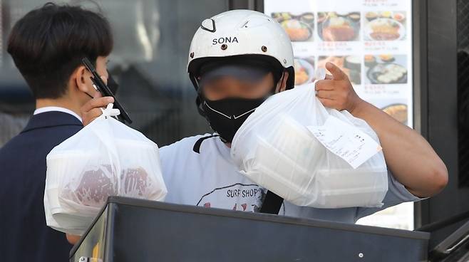 배달앱 중개수수료 부담이 음식값에 녹아들면 외식물가를 끌어올리는 변수로 작용한다.[사진｜뉴시스]