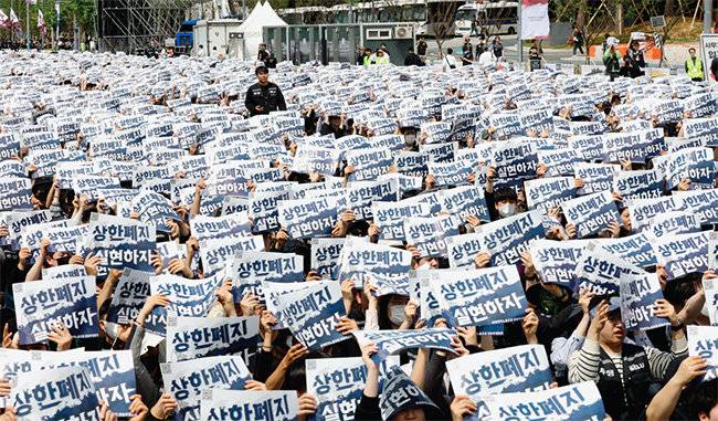 삼성전자 노동조합 공동투쟁본부 조합원들이 4월 23일 경기 평택시 고덕동 삼성전자 평택캠퍼스에서 열린 ‘4·23 투쟁 결의대회’에서 구호를 외치고 있다. 뉴스1