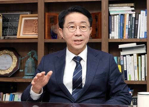 더불어민주당 조정식 국회의장 후보 (서울=연합뉴스) 배재만 기자 = 더불어민주당 조정식 국회의장 후보가 6일 국회 의원회관에서 연합뉴스와 인터뷰하고 있다. 2026.5.6. scoop@yna.co.kr