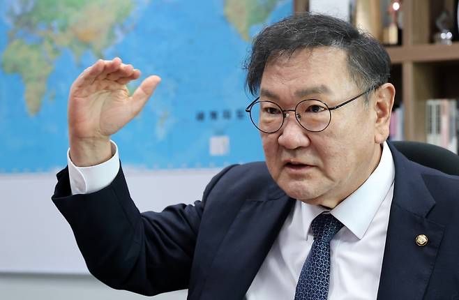 국회의장 선거에 출마한 김태년 의원 (서울=연합뉴스) 이동해 기자 = 22대 후반기 국회를 2년간 대표할 국회의장 선거에 출마하는 더불어민주당 김태년 의원이 지난 6일 국회 의원회관 자신의 의원실에서 연합뉴스와 인터뷰를 하고 있다. 2026.5.8
    eastsea@yna.co.kr