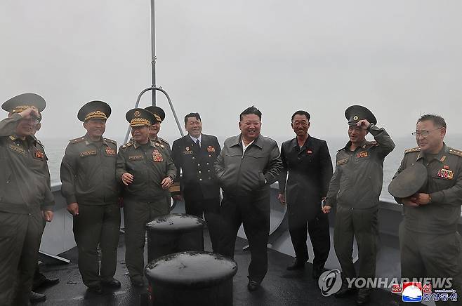 김정은, 구축함 '최현호' 기동능력 종합평가시험 참관 (평양 조선중앙통신=연합뉴스) 김정은 북한 국무위원장이 지난 7일 구축함 '최현호'에 탑승해 취역을 앞두고 진행하는 함의 기동능력 종합평가시험을 참관했다고 조선중앙통신이 8일 보도했다. 이날 김 위원장의 딸 주애도 동행했다. 2026.5.8 
    [국내에서만 사용가능. 재배포 금지. For Use Only in the Republic of Korea. No Redistribution] nkphoto@yna.co.kr