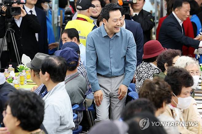 '사랑해효 감사 잔치' 참석하는 장동혁 대표 (서울=연합뉴스) 이동해 기자 = 국민의힘 장동혁 대표가 어버이날인 8일 서울 양천구 목동종합사회복지관에서 열린 '사랑해효 감사 잔치'에 참석하고 있다. 2026.5.8 eastsea@yna.co.kr