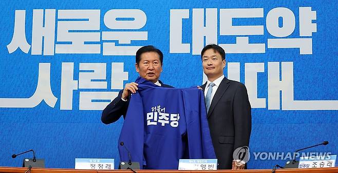 정청래 대표, 김영빈 변호사에게 '파란 점퍼' 전달 (서울=연합뉴스) 이동해 기자 = 8일 국회에서 열린 더불어민주당 4차 인재 영입식에서 정청래 대표가 김영빈 변호사에게 민주당 상징인 '파란 점퍼'를 전달하고 있다. 2026.5.8 eastsea@yna.co.kr