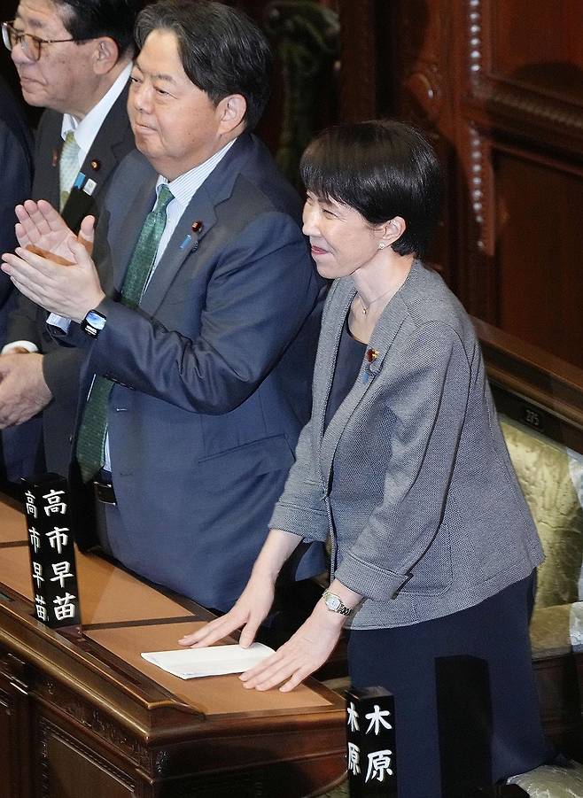 '일본판 CIA' 법안 통과 후 인사하는 다카이치 총리 (도쿄 교도=연합뉴스) '일본판 CIA'로 불리는 국가정보국 설립 관련 법안이 국회 중의원(하원)을 통과하자 다카이치 사나에 일본 총리가 인사하고 있다. 2026.4.23 csm@yna.co.kr