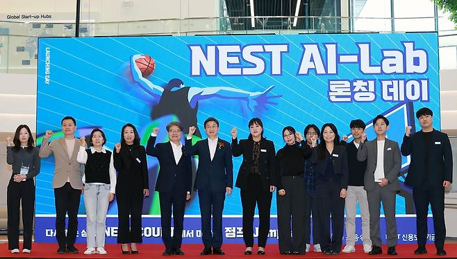 NEST AI-Lab 광진 개소식 (서울=연합뉴스) 이억원 금융위원장이 8일 오후 서울 광나루로 신용보증기금 광진지점에서 개최한 스타트업 보육공간인 NEST AI-Lab 광진 개소식 및 청년 스타트업 간담회에서 NEST AI-Lab 광진의 출범을 기념했다. [금융위원회 제공. 재판매 및 DB 금지] 2026.5.8.