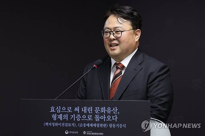 '백자청화이진검묘지' 기증한 김창원 씨 (서울=연합뉴스) 류효림 기자 = '백자청화이진검묘지'를 기증한 김창원 씨가 8일 서울 종로구 국립고궁박물관에서 열린 '백자청화이진검묘지' '순종예제예필현판' 합동 기증식에서 인사말을 하고 있다. 2026.5.8 ryousanta@yna.co.kr