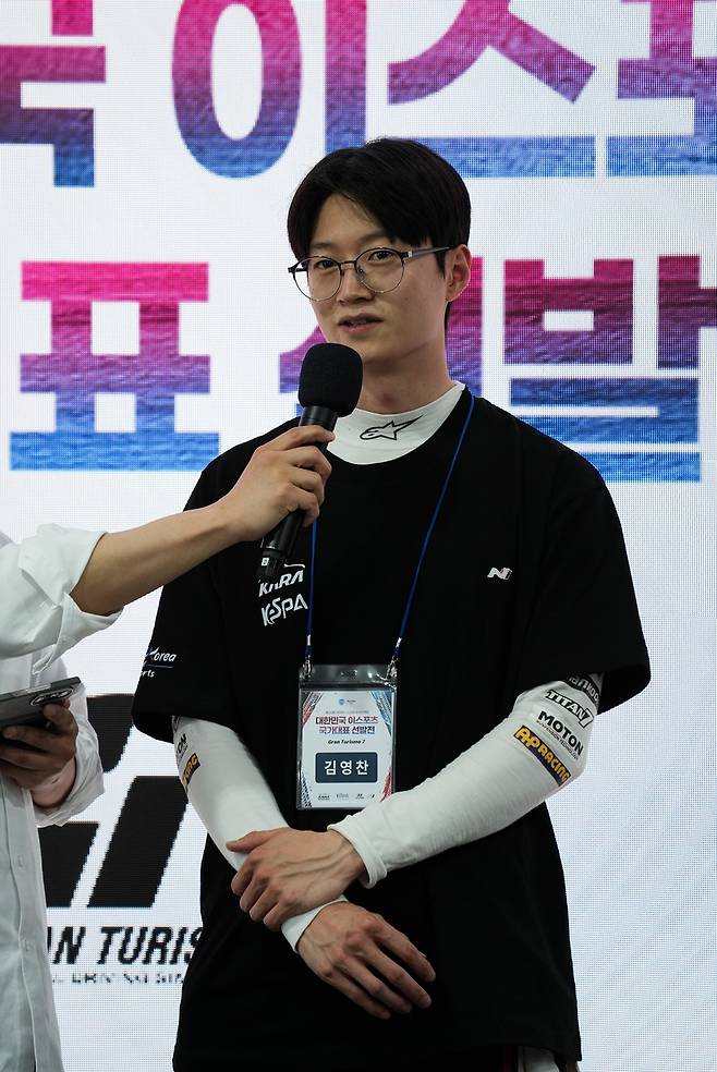 그란투리스모7 아시안게임 국가대표 선발된 김영찬 선수 (용인=연합뉴스) 김주환 기자 = 8일 경기 용인시 AMG 에버랜드 스피드웨이에서 열린 2026 아이치·나고야 아시안게임 e스포츠 '그란투리스모 7' 국가대표 선발전 결선에서 최종 1위를 기록한 김영찬(26·DCT 레이싱) 선수가 무대에서 인터뷰하고 있다. 2026.5.8 jujuk@yna.co.kr