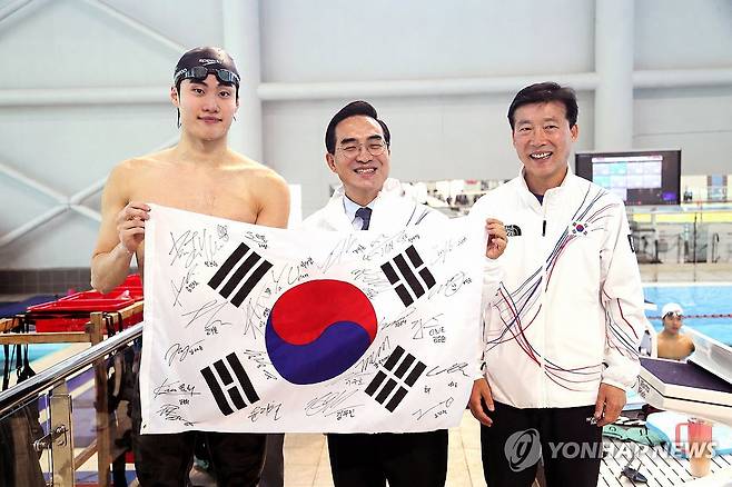 박홍근 기획예산처 장관, 국가대표선수촌 방문 (서울=연합뉴스) 박홍근 기획예산처 장관이 8일 진천 국가대표선수촌을 방문해 2026 아이치·나고야아시아경기대회를 준비 중인 국가대표 선수단을 격려, 기념 촬영하고 있다. 2026.5.8 [대한체육회 제공. 재판매 및 DB 금지] photo@yna.co.kr