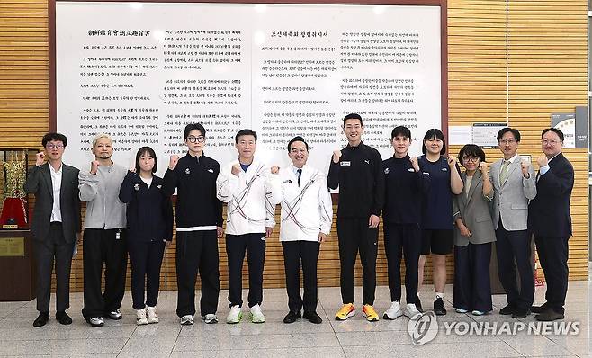 박홍근 기획예산처 장관, 국가대표선수촌 방문 (서울=연합뉴스) 박홍근 기획예산처 장관이 8일 진천 국가대표선수촌을 방문해 2026 아이치·나고야아시아경기대회를 준비 중인 국가대표 선수단을 격려, 기념 촬영하고 있다. 2026.5.8 [대한체육회 제공. 재판매 및 DB 금지] photo@yna.co.kr