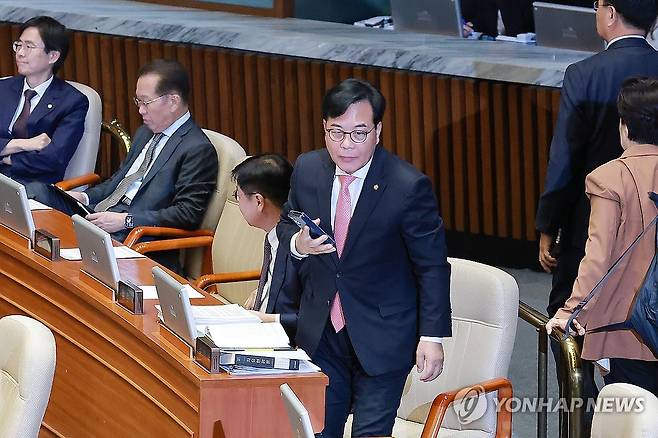 본회의장 떠나는 국민의힘 (서울=연합뉴스) 신현우 기자 = 8일 국회에서 열린 5월 임시국회 제2차 본회의에서 국민의힘 송언석 원내대표와 의원들이 우원식 국회의장 발언을 듣던 중 본회의장을 떠나고 있다.
    앞서 국민의힘은 대한민국헌법 개정안과 다른 법안에 대해 필리버스터(무제한 토론을 통한 합법적 의사진행 방해)를 하겠다고 밝혔다. 이에 우 의장은 이날 대한민국헌법 개정안 등을 본회의에 상정하지 않았다. 2026.5.8 nowwego@yna.co.kr