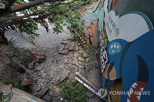 낙석 사고 발생한 대구 지하도 (대구=연합뉴스) 윤관식 기자 = 8일 오전 10시 47분께 대구 남구 봉덕동 한 지하도 옆 경사로에서 대형 암석이 떨어지는 사고가 나 관계 당국이 현장을 통제하고 있다. 이 사고로 해당 지하도를 지나던 행인 1명이 숨졌다. 2026.5.8 psik@yna.co.kr