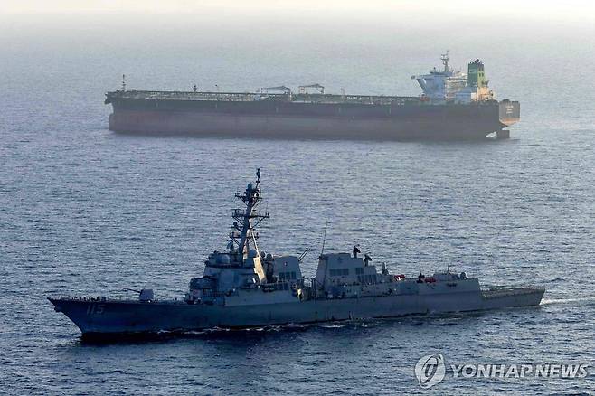 미 중부사령부가 공개한 해상 봉쇄 장면 (AFP=연합뉴스) 미 중부사령부가 7일(현지시간) 공개한 해상봉쇄 작전 모습. 지난달 26일 이란 국적 원유 운반선이 이란 항구로 항해를 시도하자 알리 버크급 구축함 라파엘 페랄타함이 해당 선박에 대해 봉쇄 조치를 시행하고 있다. 2026.5.7 [재판매 및 DB 금지]