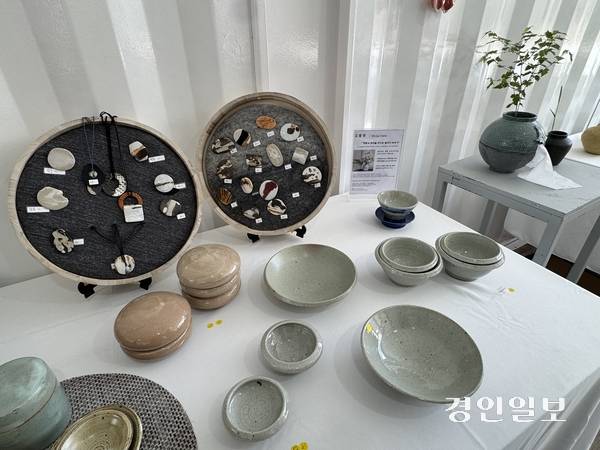 명지대 세라믹디자인공학과 학생들이 제작한 도자 브로치·목걸이 등 장신구와 그릇류가 나란히 전시돼 있다. 실험적인 조형미와 소재 감각이 돋보인다. 2026.5.8 여주/양동민기자 coa007@kyeongin.com