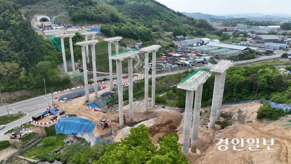 사진은 지난 7일 안성시 서운면 서울세종고속도로 안성 구간 교량 붕괴사고 현장. 2026.5.7 /최은성기자 ces7198@kyeongin.com