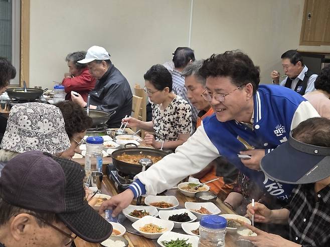 ▲ 한대희 군포시장 예비후보의 행보가 빨라지고 있다. 한 후보는 아동·청소년·장애인 등 분야별 복지 현장을 찾는가 하면 지난 7일과 8일에는 다양한 의제를 갖고 있는 시민사회단체들과 연쇄 간담회를 개최하며 정책 완성도를 높이는 데 주력하고 있다. 사진은 어르신들을 만나 위로하며 노인정책에 대한 의견을 수렴하고 있는 장면. /사진제공=한대희 후보 선거사무소