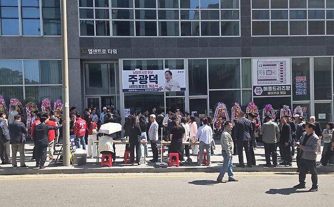▲9일 다산1동의 국민의힘 주광덕 선거사무소에서 열린 개소식에는 500여 명이 참석했지만, 행사장이 협소해 미처 들어가지 못한 지지자 들이 도로변에서 행사를 경청했다. /박현기 기자 jcnews8090@incheonilbo.com