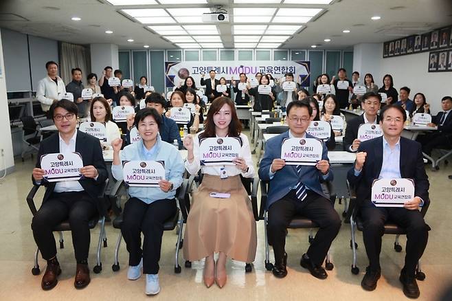8일 덕양구청 소회의실에서 고양특례시MODU교육연합회 주최 '학부모 의견 전달 간담회'가 열린 가운데, 한수연 연합회장(가운데) 및 고양특례시장에 도전하는 (왼쪽부터)신현철(개혁신당)·송영주(진보당)·민경선(더불어민주당)·이동환(국민의힘) 후보가 시민들과 함께 기념사진을 촬영하고 있다. 사진=고양특례시MODU교육연합회
